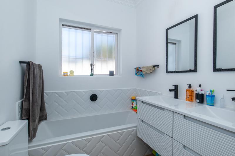 To Let 4 Bedroom Property for Rent in Constantia Western Cape